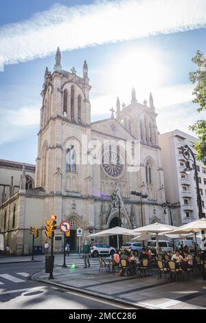 Gijon, Spanien - 1. September 2022. Blick auf die Kirche San Lorenzo an einem sonnigen Sommermorgen Stockfoto