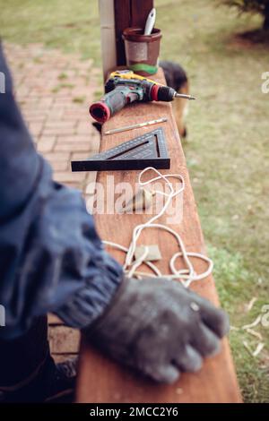 Nahaufnahme eines Handwerkers mit Baumaschinen Stockfoto