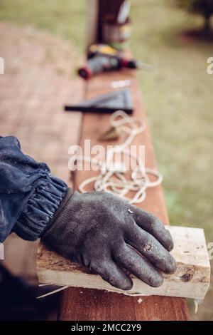 Nahaufnahme eines Handwerkers mit Baumaschinen Stockfoto