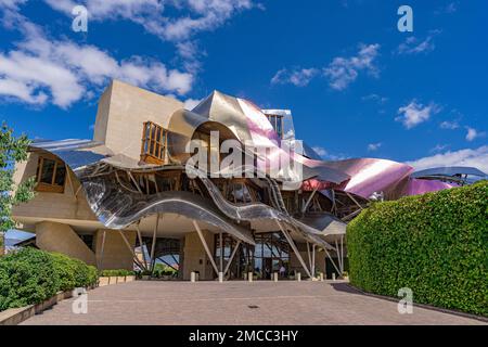 Elciego, Spanien - 26. August 2022 - Blick auf das berühmte Hotel auf dem Weingut Marques de Riscal Stockfoto