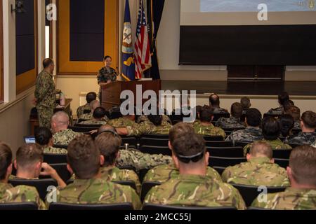 220629-N-FG807-2001 SAN DIEGO – (29. Juni 2022) – Royal Australian Navy LT. Cmdr. Alex Rayner, Executive Officer der Australian Mine Clearance Diving Task Group (MCDTG), stellt den internationalen Servicemitarbeitern, die der Task Force 177, Teil von Rim of the Pacific (RIMPAC) 2022, in Südkalifornien zugewiesen sind, das Konzept des Betriebs vor. Von Juni 29 bis August 4 nehmen an der RIMPAC 25.000 Nationen, 38 Schiffe, vier U-Boote, mehr als 170 Flugzeuge und Mitarbeiter auf und um die hawaiianischen Inseln und Südkalifornien Teil. Der weltweit größte internationale Seefahrer Stockfoto