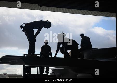 USA Air Force Maintenance Airmen, die der 356. Expeditionary Fighter Squadron, 354. Air Expeditionary Wing, zugeteilt wurden, führen während der Agile Combat Employment Training am Marine Corps Air Station Iwakuni, Japan, am 29. Juni 2022 eine routinemäßige Sichtprüfung an einem 356. EFS F-35A Lightning II Flugzeug durch. ACE-Operationen und -Übungen dienen dazu, neue Methoden zur Bereitstellung und Manövrierbarkeit von Ressourcen während einer Krise oder eines Konflikts für den Betrieb in umstrittenen Umgebungen zu Schulen und zu validieren. Stockfoto