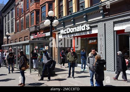 Ottawa, Kanada - 28. April 2019: Das McDonald's in der Rideau Street im Zentrum von Ottawa ist seit langem berüchtigt für eine hohe Anzahl von Vorfällen, die die Polizei dazu veranlassten, den Ort zu besuchen. Der Besitzer änderte kürzlich die Öffnungszeiten von 24 Uhr auf 6 Uhr bis 10 Uhr nach einem offenen Brief des Polizeichefs. Stockfoto