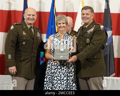 General Ed Daly, kommandierender General des Armeematerialkommandos Left, und Generalleutnant Donnie Walker, stellvertretender General der AMC, verleihen Gold Star Mutter Annette Hall, Gründerin und Präsidentin des North-Alabama-Kapitels der American Gold Star-Mütter. Der Preis wurde anlässlich des Mittagessens der Armed Forces Celebration am 29. Juni in Huntsville, Alabama, verliehen. Stockfoto