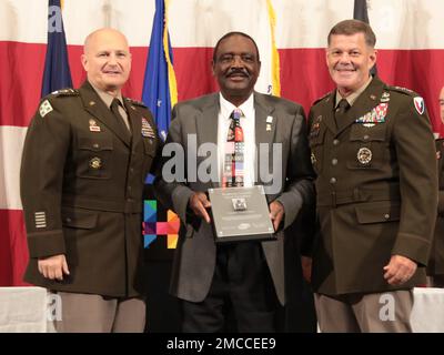 Gen. Ed Daly, kommandierender General des Army Material Command, Left, und Generalleutnant Donnie Walker, stellvertretender General der AMC, verleihen dem pensionierten Kommandoleiter Major Charlie Miller, Präsident der Vietnam Veterans of America Chapter 1067, einen Preis für gute Nachbarn. Der Preis wurde anlässlich des Mittagessens der Armed Forces Celebration am 29. Juni in Huntsville, Alabama, verliehen. Stockfoto