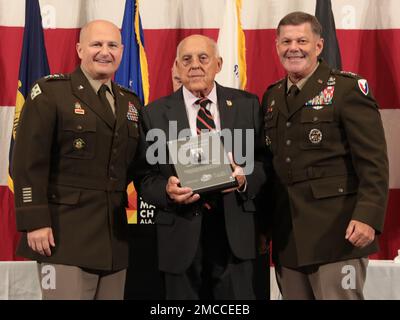 General Ed Daly, kommandierender General des Armeematerialkommandos, Leutnant General Donnie Walker, stellvertretender General der AMC, verleiht der pensionierten Brig einen Preis für gute Nachbarn. General Bob Drolet, Gründer und Vorsitzender der Huntsville/Madison County Veterans Memorial Foundation. Der Preis wurde anlässlich des Mittagessens der Armed Forces Celebration am 29. Juni in Huntsville, Alabama, verliehen. Stockfoto