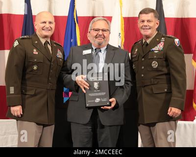 Gen. Ed Daly, kommandierender General des Army Material Command, Left, und Generalleutnant Donnie Walker, stellvertretender General der AMC, überreichen eine Auszeichnung für gute Nachbarn an den Senior Vice President of Government and Public Affairs der Handelskammer Mike ward, Ko-Vorsitzenden des Redstone Community Relations Committee. Der Preis wurde anlässlich des Mittagessens der Armed Forces Celebration am 29. Juni in Huntsville, Alabama, verliehen. Stockfoto