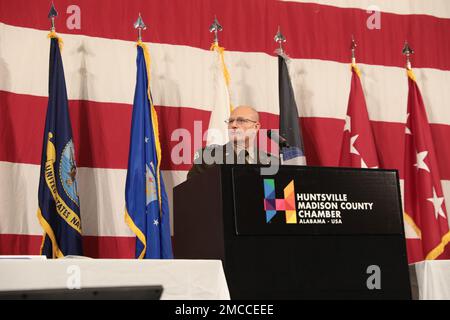 General Ed Daly, der befehlshabende General des Army Material Command, spricht über die Stärke der Streitkräfte während des jährlichen Festessens der Streitkräfte am 29. Juni in Huntsville. Etwa 600 führende Vertreter aus Wirtschaft und Gemeinde nahmen an der Veranstaltung im Rahmen der jährlichen Armed Forces Celebration Teil, die von der Huntsville/Madison County Chamber of Commerce ausgerichtet wurde. Stockfoto