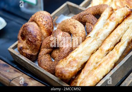 Auswahl an Brot im Spitalfields Market, London, Großbritannien Stockfoto
