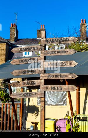 Wegweiser bei Spitalfields City Farm, London, UK Stockfoto