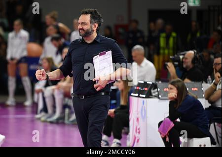 Florenz, Italien. 21. Januar 2023. Stefano Lavarini Head Coach Igor Gorgonzola Novara während Savino Del Bene Scandicci vs Igor Gorgonzola Novara, Volleyball Italian Series A1 Women Match in Florenz, Italien, Januar 21 2023 Kredit: Independent Photo Agency/Alamy Live News Stockfoto