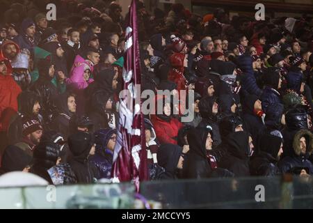 Salerno, Kampanien, Italien. 21. Januar 2023. Fans von Salernitana während des italienischen Fußballspiels der Serie A FC Salernitana gegen SSC Napoli am 21January., 2023 im Arechi-Stadion in Salerno. (Kreditbild: © Fabio Sasso/ZUMA Press Wire) NUR REDAKTIONELLE VERWENDUNG! Nicht für den kommerziellen GEBRAUCH! Stockfoto