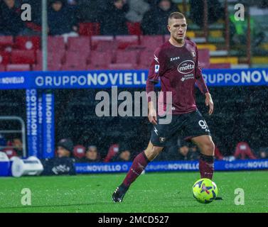 Salerno, Kampanien, Italien. 21. Januar 2023. Lorenzo Pirola von US Salernitana während des italienischen Fußballspiels der Serie A FC Salernitana gegen SSC Napoli am 21January., 2023 im Arechi-Stadion in Salerno. (Kreditbild: © Fabio Sasso/ZUMA Press Wire) NUR REDAKTIONELLE VERWENDUNG! Nicht für den kommerziellen GEBRAUCH! Stockfoto