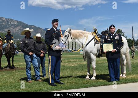 FORT CARSON, Colorado - Oberst Donald K. Brooks, Befehlshaber, 1. Weltraumbrigade, Raumfahrt- und Raketenabwehrkommando der US-Armee, Und Kommandodienstleiter Major Kelly M. Hart, 1. Raumfahrtbrigade, USASMDC, hier ist Sergeant Major Tank, Fort Carson Mounted Color Guard, mit einer amerikanischen Flagge und einer Ruhestandsbescheinigung während der monatlichen Ruhestandszeremonie am 29. Juni 2022. Stockfoto