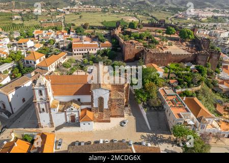 Luftaufnahme der Stadt Silves mit berühmter mittelalterlicher Burg und Kathedrale, Algarve, Portugal. Stockfoto