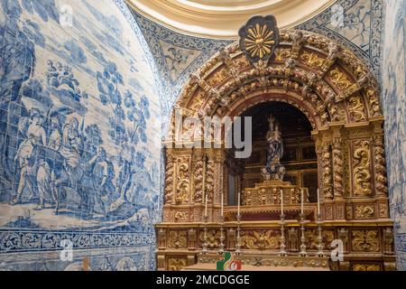 Asulejos-Dekoration im Inneren der SE Catedral de Santa Maria in Faro, Portugal Stockfoto