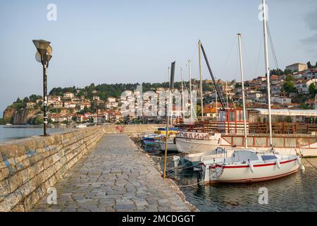 Kleine Segelboote im Hafen am Ohrid-See in Ohrid, Nordmazedonien Stockfoto