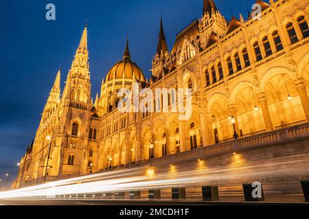 Beleuchtetes Budapest Parlamentsgebäude bei Nacht, Ungarn. Stockfoto