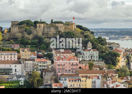 Lissabon, Portugal Stadtbild mit historischem Schloss Sao Jorge. Stockfoto