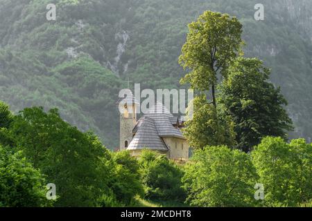 Christliche Kirche im Dorf Theth im Prokletije-Gebirge, Albanien. Stockfoto