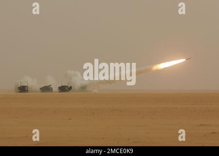 Soldaten des Field Artillery Bataillons vom 3-157. führten eine Emergency Deployment Readiness Exercise (EDRE) auf der Ali Al Salem Air Base, Kuwait, durch. Die Schulung beinhaltete das Be- und Entladen des High Mobility Artillery Rocket Systems (HIMARS) auf ein C-130 Transportflugzeug und schloss mit einer Feuermission in UDAIRI Ranges, Kuwait, ab. Stockfoto