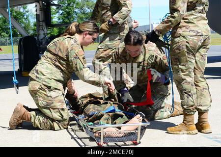 An einer gemeinsamen Übung zur Evakuierung von Unfällen nahmen Flugzeuge der 101. Air Tanken Flügel der Maine Air National Guard (101 ARW) Medical Group und Soldaten der 126. Aviation Regiment der Maine Army National Guard Teil, Bangor, ME, 29. JUNI 2022. Während der Übung haben sowohl Flugzeuge als auch Soldaten erfolgreich ein simuliertes Opfer mehrmals durch eine seitliche Frachttür eines 101 ARW KC-135R gesichert und hochgehoben, bevor sie einen kontinuierlichen Durchlauf absolvierten, beginnend mit der Verletzten-Bewegung von einem 126. UH-60 Blackhawk bis zur Sicherung des Verletzten in einem 101 ARW KC-135R Flugzeug. Stockfoto