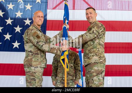 USA Luftwaffenbrücke. Gen. Joshua M. Olson, 86. Luftschleusskommandeur, links, übergibt das Kommando der 86. Bauingenieurgruppe an Oberst Steven Thomas, 86. CEG, ankommender Kommandant, während einer Zeremonie zum Kommandowechsel am Luftwaffenstützpunkt Ramstein, Deutschland, 30. Juni 2022. Die 86 CEG unterstützt weltweite Notfallmissionen, indem sie Eigentum der 86 AW, der Kaiserslautern Militärgemeinschaft und geografisch getrennten Einheiten bereitstellt, pflegt und schützt. Stockfoto