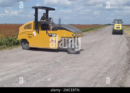 United States Marine Corps arbeitet mit Nueces County zusammen, um die Infrastruktur für die Gemeinde vom 19. Juni bis 30. Juni 2022 zu verbessern. Stockfoto