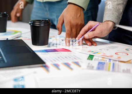 Brainstorming Planung kreativer Teamarbeit, Nahaufnahme der Hände, Besprechung des Entwicklerteams der Mobiltelefon-App über das Layout des Prototyps für Smartphones mit Bildschirmanzeige Stockfoto