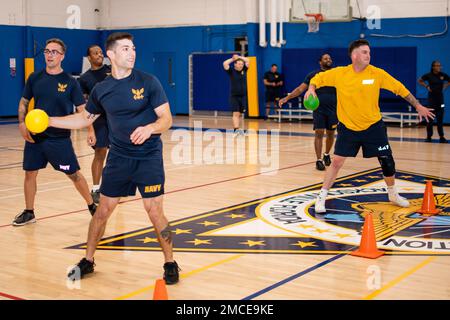 JACKSONVILLE, Florida (30. Juni 2022) - Navy Region Southeast führt an Bord der Naval Air Station Jacksonville eine körperliche Ausbildung durch. Die Navy Region Southeast ist die größte Küstenmanagementregion in den USA Navy, die Landunterstützung für 18 Anlagen im Südosten der USA bereitstellt. Stockfoto