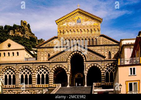 Kathedrale von Amalfi, Italien, über dem Hafen von Amalfi. Stockfoto