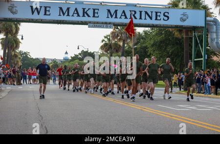 New Marines mit Kilo Company, 3. Recruit Training Battalion, nehmen am Motivational Run an Bord des Marine Corps Recruit Depot Parris Island, S.C., am 30. Juni 2022 Teil. Der Motivational Run ist Teil der Feier der New Marines, die ihre Rekrutierungstraining abgeschlossen haben. Stockfoto