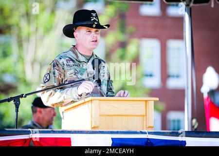 Col. Timothy Gallagher, scheidender Befehlshaber der 4. Multifunktionalen Kavallerie-Trainingsbrigade, 1. Army Division East, hält eine Rede während seiner Zeremonie zum Kommandowechsel am 30. Juni 2022 in Fort Knox, Kentucky. Stockfoto