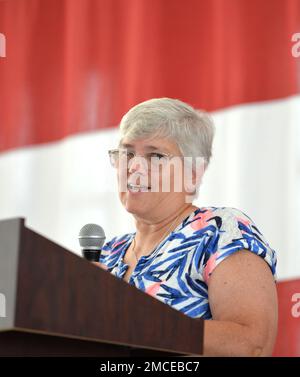 JACKSONVILLE, Florida (30. Juni 2022) – Susan Bessing, Offizier des Navy Nurse Corps, hält Gastredner bei der Abschlussfeier des Naval Hospital Jacksonville's Family Medicine Residency Program am 30. Juni an Bord der Naval Air Station Jacksonville. Das Programm von NH Jacksonville, das nun seit 51. Jahren fortlaufend akkreditiert ist, hat zahlreiche Auszeichnungen für akademische Aktivitäten, Lehre und klinische Ausbildung erhalten. Stockfoto