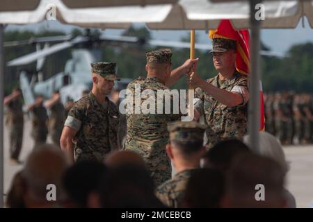 USA General Michael S. Cederholm, rechts, übergibt die Zeremonialfarben an General Scott F. Benedict, während einer Zeremonie zum Kommandowechsel an der Marine Corps Air Station Cherry Point, North Carolina, 30. Juni 2022. Die Zeremonie stellte eine Übertragung von Verantwortung, Autorität und Rechenschaftspflicht von Cederholm auf Benedict dar. 2. MAW ist das Kampfelement der II. Marine Expeditionary Force. Stockfoto