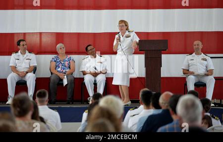 JACKSONVILLE, Florida (30. Juni 2022) – Capt. Teresa Allen, Leiterin des Marinekrankenhauses Jacksonville, spricht vor dem Publikum bei der Abschlussfeier des Familienmediziner-Residenzprogramms des Kommandos am 30. Juni an Bord der Marineflugstation Jacksonville. Das Programm von NH Jacksonville, das nun seit 51. Jahren fortlaufend akkreditiert ist, hat zahlreiche Auszeichnungen für akademische Aktivitäten, Lehre und klinische Ausbildung erhalten. Stockfoto