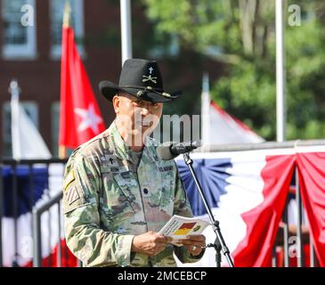 Kaplan (Oberstleutnant) Phillip Jeon, USA Kommando Kadett der Armee, bietet während der Zeremonie des Kommandowechsels ein Gebet für den ausscheidenden Kommandeur der 4. Kavallerie-Multifunktionstraining-Brigade Col. Timothy Gallagher und den ankommenden Kommandeur Oberst Karen Baker an. Stockfoto