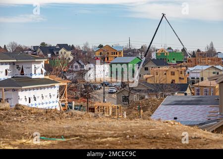 Louisville, Colorado - der Wiederaufbau ist im Gange, nachdem ein Jahr nach dem Waldbrand 1.000 Häuser in einem Vorort von Denver zerstört wurden. Der 2021. Dezember war Colo Stockfoto