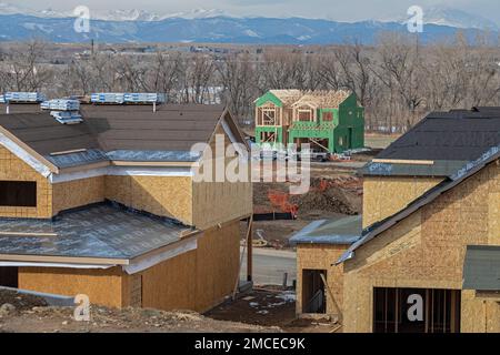 Louisville, Colorado - der Wiederaufbau ist im Gange, nachdem ein Jahr nach dem Waldbrand 1.000 Häuser in einem Vorort von Denver zerstört wurden. Der 2021. Dezember war Colo Stockfoto