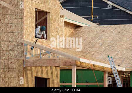 Louisville, Colorado - der Wiederaufbau ist im Gange, nachdem ein Jahr nach dem Waldbrand 1.000 Häuser in einem Vorort von Denver zerstört wurden. Der 2021. Dezember war Colo Stockfoto