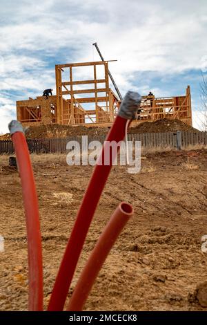 Louisville, Colorado - der Wiederaufbau ist im Gange, nachdem ein Jahr nach dem Waldbrand 1.000 Häuser in einem Vorort von Denver zerstört wurden. Der 2021. Dezember war Colo Stockfoto