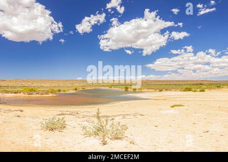 Sandbecken mit klarem Wasser unter blauem Himmel und Wolken am Lakeside Beach im Cape Range National Park von Coral Coast, Westaustralien. Stockfoto