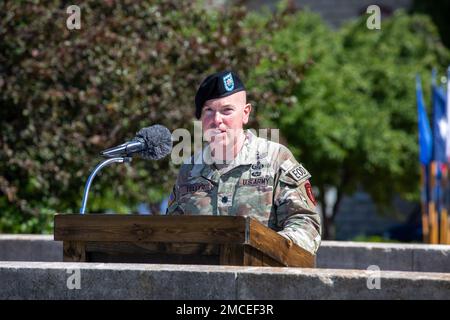 USA Oberstleutnant Aaron C. Teller, ehemaliger Befehlshaber des 79. Sprengstoffeinsatzkommandos, 71. Ordnanzgruppe, 20. CBRNE-Kommando, spricht während einer Zeremonie zum Kommandowechsel des Bataillons am 30. Juni 2022 auf dem Fort Riley, Kansas, Cavalry Parade-Feld. Die Zeremonie fand statt, um Teller als scheidenden Bataillonskommandeur zu ehren und die USA willkommen zu heißen Oberstleutnant Ian J. Jarvis, als bevorstehender Befehlshaber des Bataillons. Stockfoto