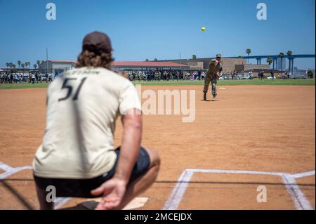 CORONADO, Kalifornien (30. Juni 2022) Naval Special Warfare Force Master Chief (SEAL) Bill King wirft den feierlichen ersten Wurf für den ehemaligen Pitcher Trevor Hoffman der San Diego Padres im Turner Field auf der Naval Amphibious Base Coronado. Marinespezialisten aus der Special Warfare veranstalteten im Rahmen eines gemeinsamen Softballspiels zum 60. Jahrestag der USA ehemalige San Diego Padres Navy-SEAL-Teams. Seit 1962 ist der Naval Special Warfare die äußerst zuverlässige und tödliche Seespezialeinsatztruppe der Nation, die stets bereit ist, einseitig oder mit Partnern Operationen im gesamten Spektrum zur Unterstützung der Nati durchzuführen Stockfoto