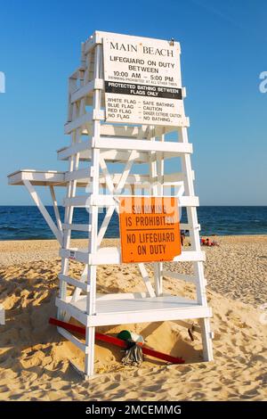 Schwimmen ist vorübergehend verboten, da es am Main Beach in East Hampton Long Island keine Rettungsschwimmer gibt Stockfoto