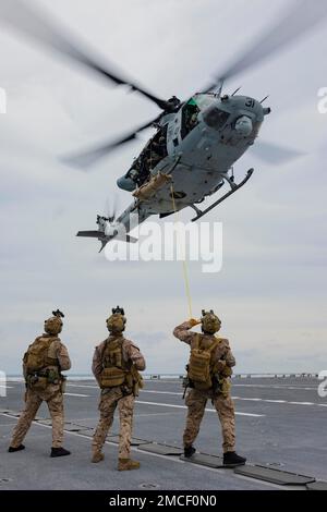 USS Miguel Keith, Südchinesische See (7. Januar 2022) – USA Marine Corps Reconnaissance Marines zugewiesen an Reconnaissance Company, 13. Marine Expeditionary Unit, fügt simuliertes Opfer an ein UH-1Y-Gift an, Januar 7. Vorausschauende, schnelle Reaktionsfähigkeit und integrierte Fähigkeiten der Marine und des Marine Corps erweitern die Möglichkeiten, die das Team des Marine-Marine-Corps den Befehlshabern der gemeinsamen Streitkräfte bietet. Die 13. Marine Expeditionary Unit wird auf die Makin Island Amphibious Ready Group gebracht, die aus dem Amphibienschiff USS Makin Island (LHD 8) und den Amphibienschiffen USS John P. Murtha (LPD 26) und den USA besteht Stockfoto