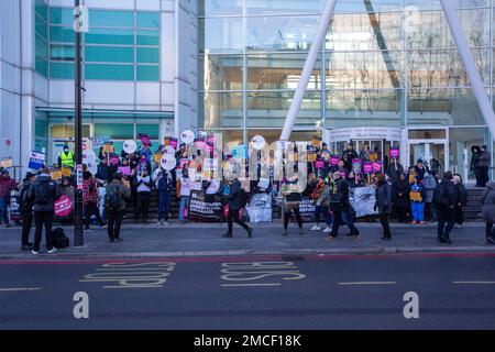 London, England, Großbritannien. 19. Januar 2023. Krankenschwestern werden am 2. Tag des 48-stündigen Ausgangs vor dem University College London Hospital gesehen. (Kreditbild: © Tayfun Salci/ZUMA Press Wire) NUR REDAKTIONELLE VERWENDUNG! Nicht für den kommerziellen GEBRAUCH! Stockfoto