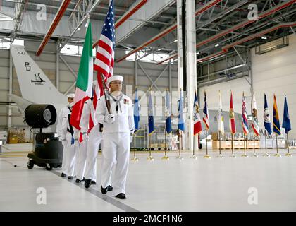 220630-N-OX321-2047 MARINEFLUGSTATION SIGONELLA, Italien (30. Juni 2022) – der Farbenwächter parade die Farben während der Zeremonie des Kommandantenwechsels der Task Force 67 im neuen P-8-Hangar auf der Marineflugstation Sigonella am 30. Juni 2020. Während der Zeremonie wurde Captain Timothy Thompson von Captain Bryan Hagar als Commodore für die CTF 67 abgelöst. Die CTF 67 ist für die Anordnungs- und taktische Kontrolle der stationierten Seepatrouille- und Aufklärungsgeschwader in den Zuständigkeitsbereichen Europas und Afrikas zuständig. Stockfoto