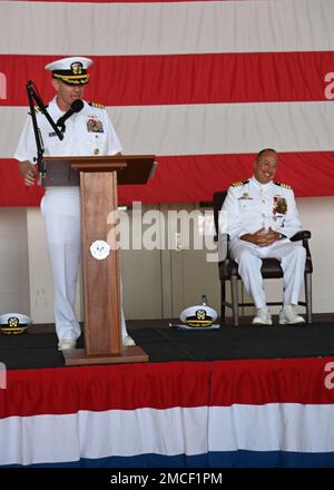 220630-N-OX321-2602 MARINEFLUGSTATION SIGONELLA, Italien (30. Juni 2022) – Kapitän Aaron Shoemaker, Befehlshaber der Marineflugstation Sigonella, erzählt eine Geschichte über Kapitän Timothy Thompson, bevor er während der am Ende des Kommandanten stattfindenden Ruhestandszeremonie von Thompson „The Watch“ lese. Task Force 67 Kommandowechsel, wo Thompson am 30. Juni 2022 von Captain Bryan Hagar als Commodore für CTF 67 abgelöst wurde. Thompson geht in den Ruhestand, nachdem er 37 Jahre in der US Navy saß. Stockfoto