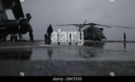 SÜDCHINESISCHES MEER (30. DEZ. 2022) – USA Marines mit Marine Medium Tiltrotor Squadron (VMM) 362 (rein.), 13. Marine Expeditionary Unit und Matrosen, die der Amphibien-Transportanlage USS John P. Murtha (LPD 26) zugewiesen sind, führen Flugvorgänge an Bord der John P. Murtha vom Dezember 30 durch. Die Mobilität und Nachhaltigkeit, die Amphibienplattformen bieten, ermöglichen es dem Marine-Marine-Team, die Reichweite unserer Fähigkeiten zu erweitern. Die 13. MEU wird von der Makin Island Amphibious Ready Group in Angriff genommen, die aus dem Amphibienschiff USS Makin Island (LHD 8) und den Amphibienschiffen USS Anchorage ( Stockfoto